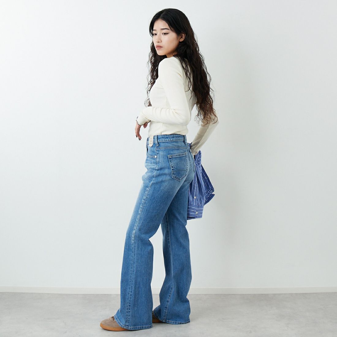 SOMETHING [サムシング] LISA NOUVEAU FLARE/フレアデニムパンツ [STG11] 56 L.BLUE &&モデル身長：162cm 着用サイズ：28&&