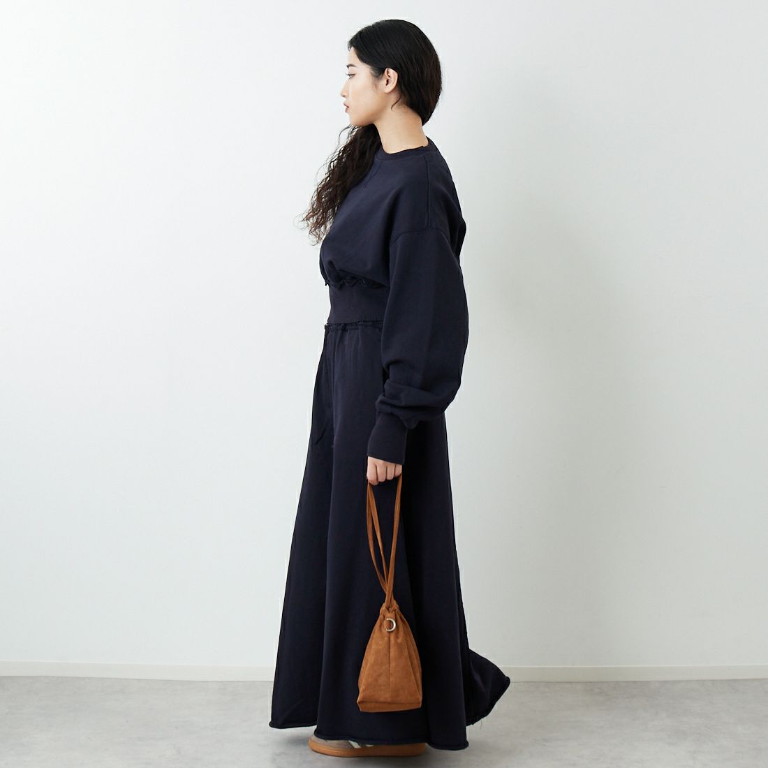 emmi [エミ] スウェットプルオーバー [13WCT261035] DNVY &&モデル身長：162cm 着用サイズ：F&&