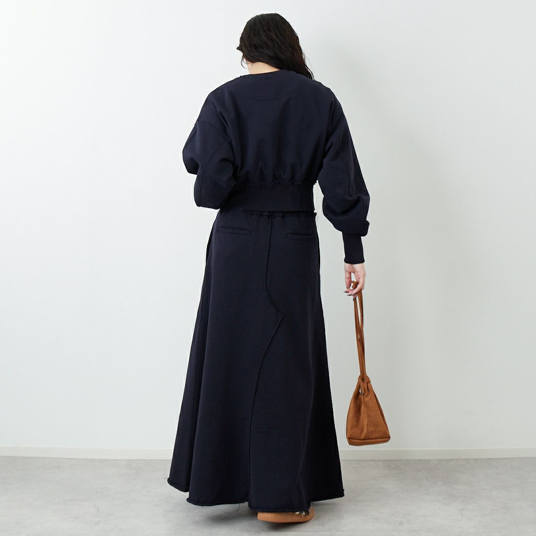 emmi [エミ] スウェットプルオーバー [13WCT261035] DNVY &&モデル身長：162cm 着用サイズ：F&&