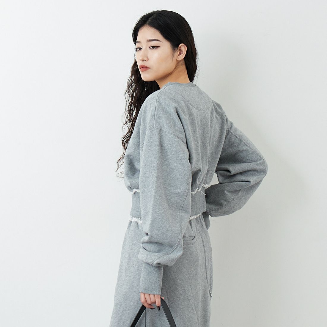 emmi [エミ] スウェットプルオーバー [13WCT261035] GRY &&モデル身長：162cm 着用サイズ：F&&