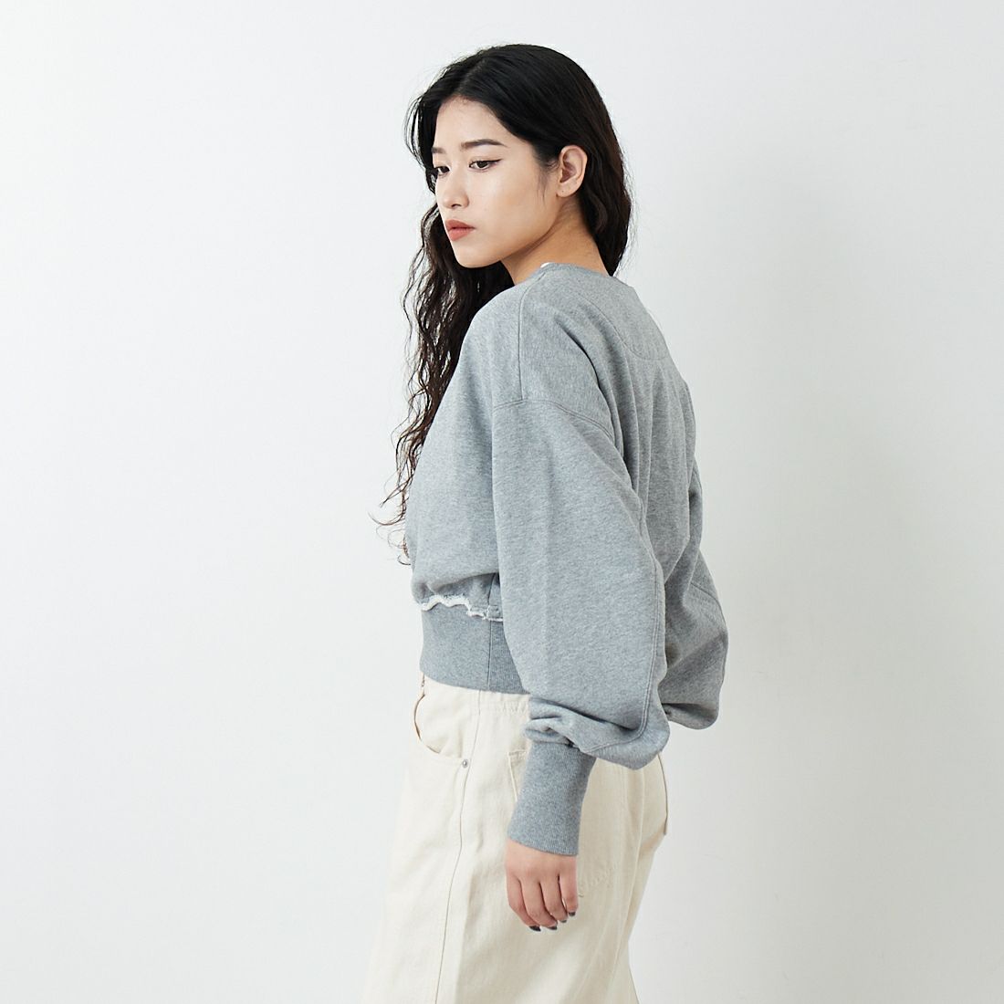 emmi [エミ] スウェットプルオーバー [13WCT261035] GRY &&モデル身長：162cm 着用サイズ：F&&