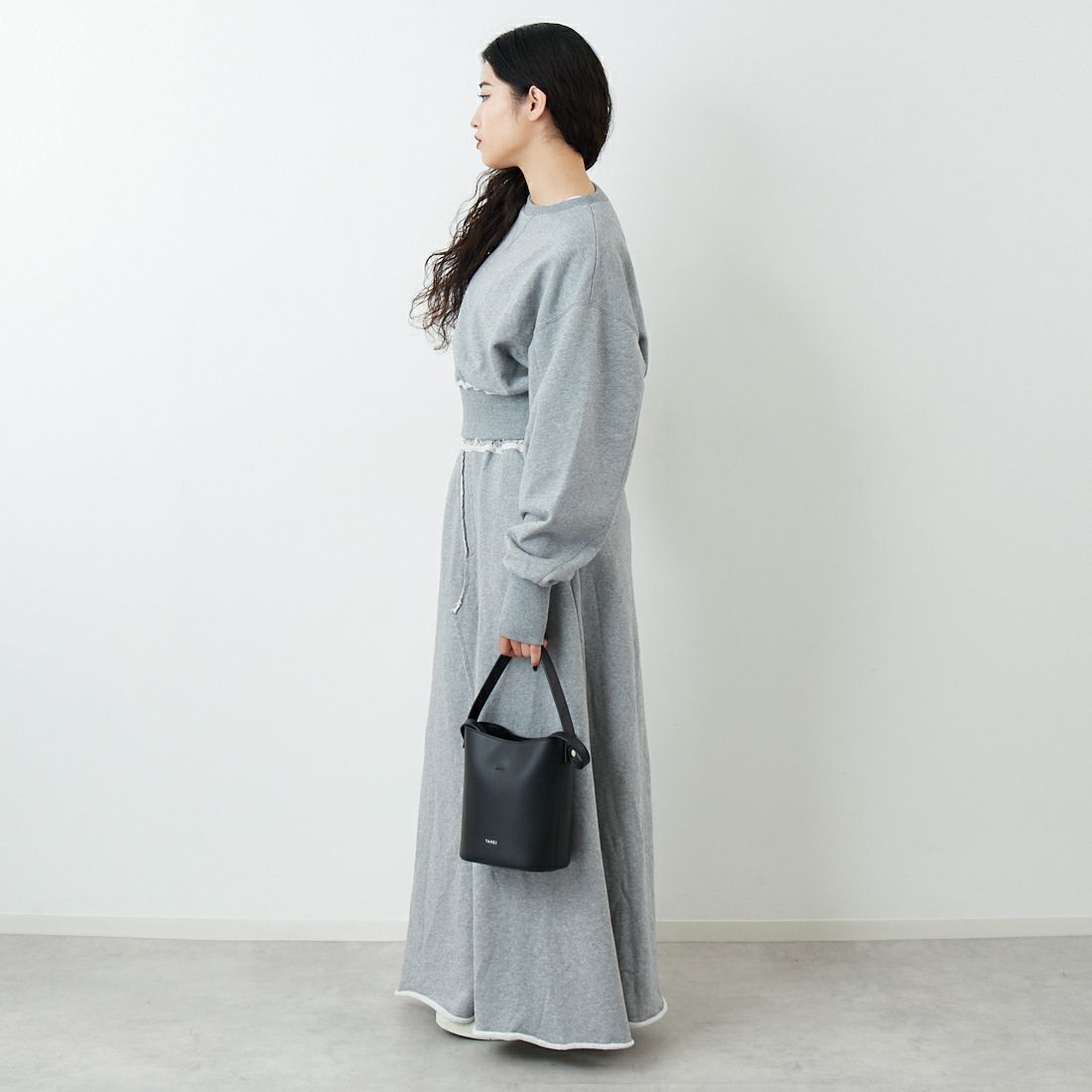 emmi [エミ] スウェットプルオーバー [13WCT261035] GRY &&モデル身長：162cm 着用サイズ：F&&