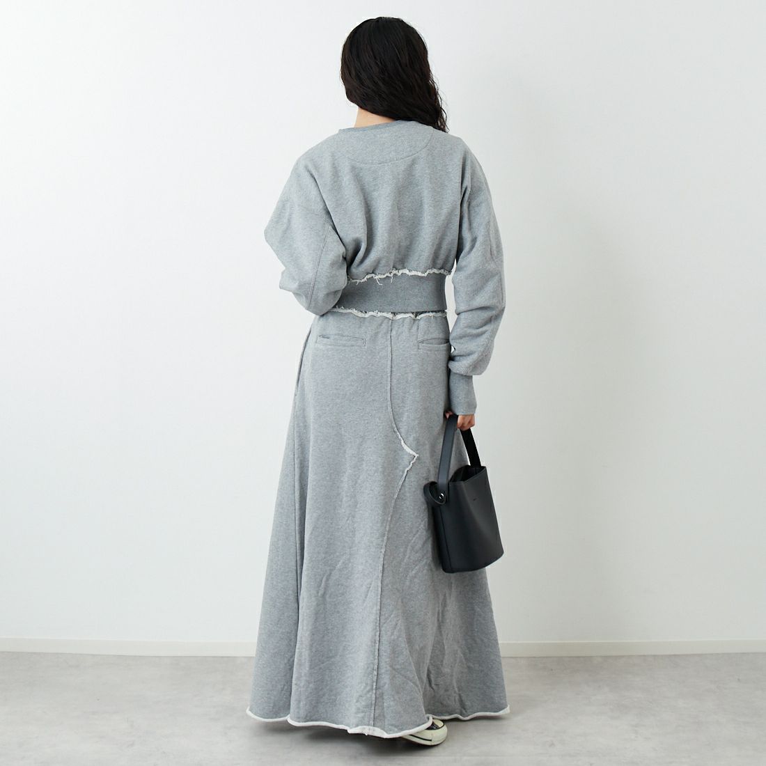 emmi [エミ] スウェットプルオーバー [13WCT261035] GRY &&モデル身長：162cm 着用サイズ：F&&