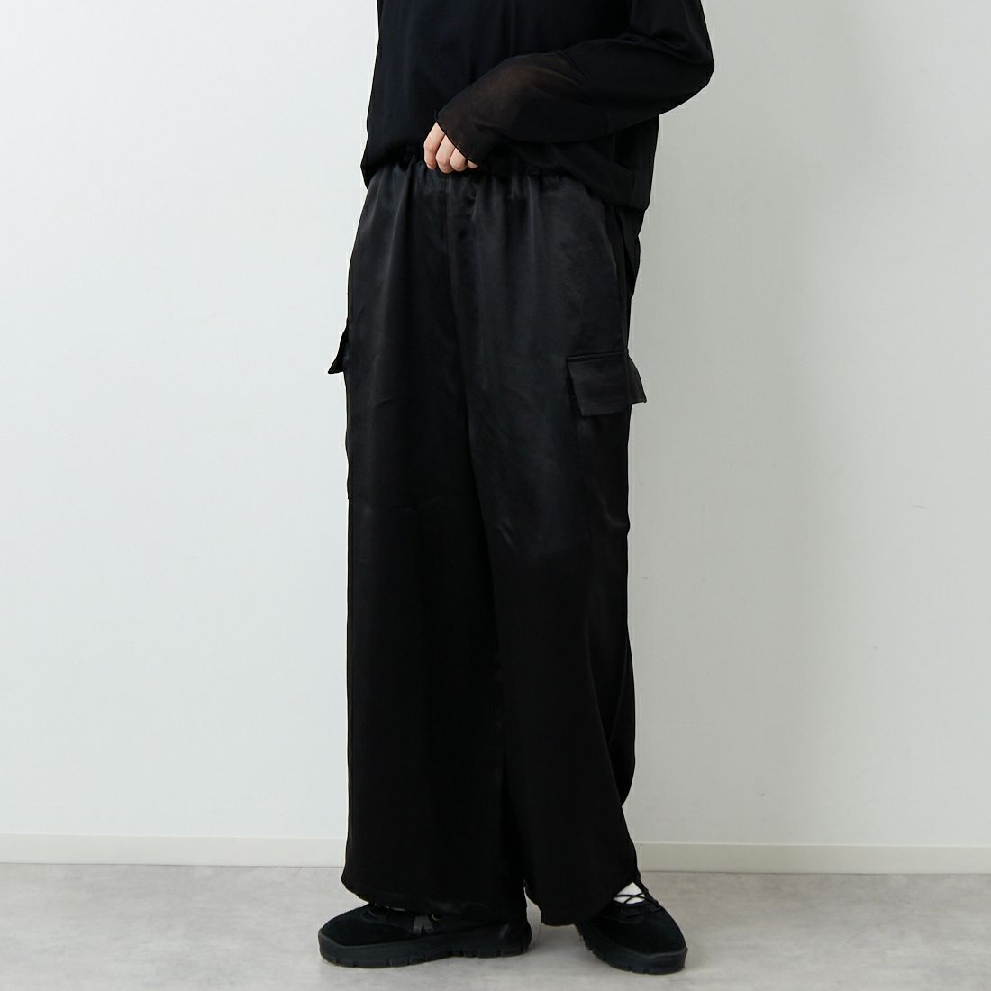 mizuiro ind [ミズイロインド] サテンカーゴパンツ [1-260089] 99 BLACK &&モデル身長：162cm 着用サイズ：F&&