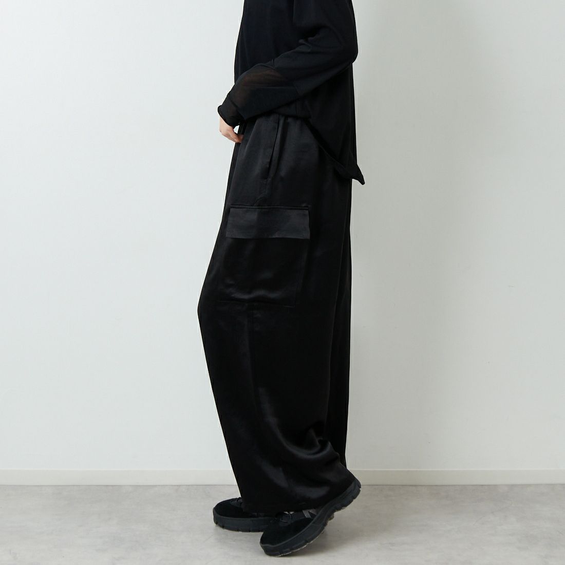 mizuiro ind [ミズイロインド] サテンカーゴパンツ [1-260089] 99 BLACK &&モデル身長：162cm 着用サイズ：F&&