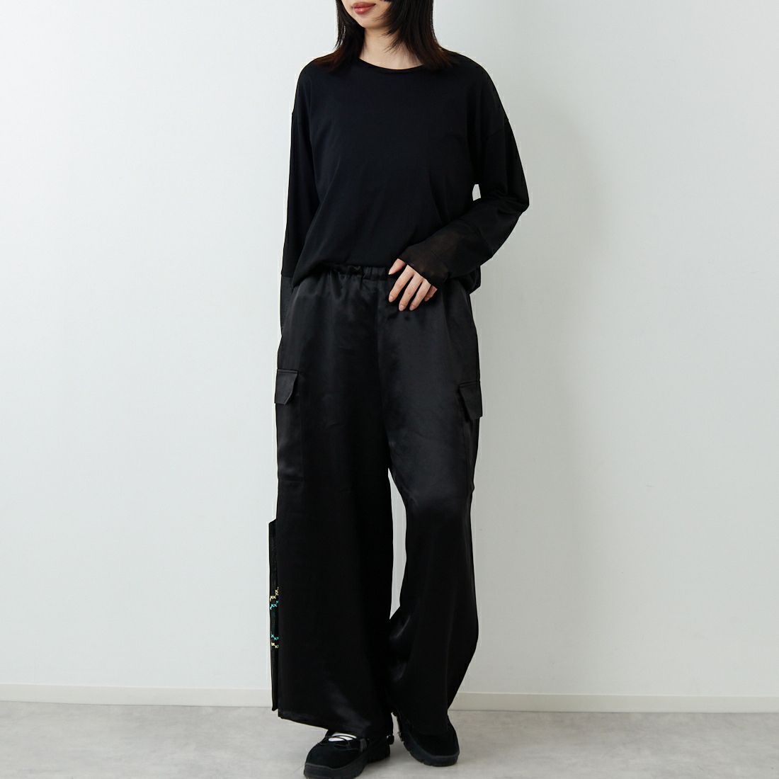 mizuiro ind [ミズイロインド] サテンカーゴパンツ [1-260089] 99 BLACK &&モデル身長：162cm 着用サイズ：F&&