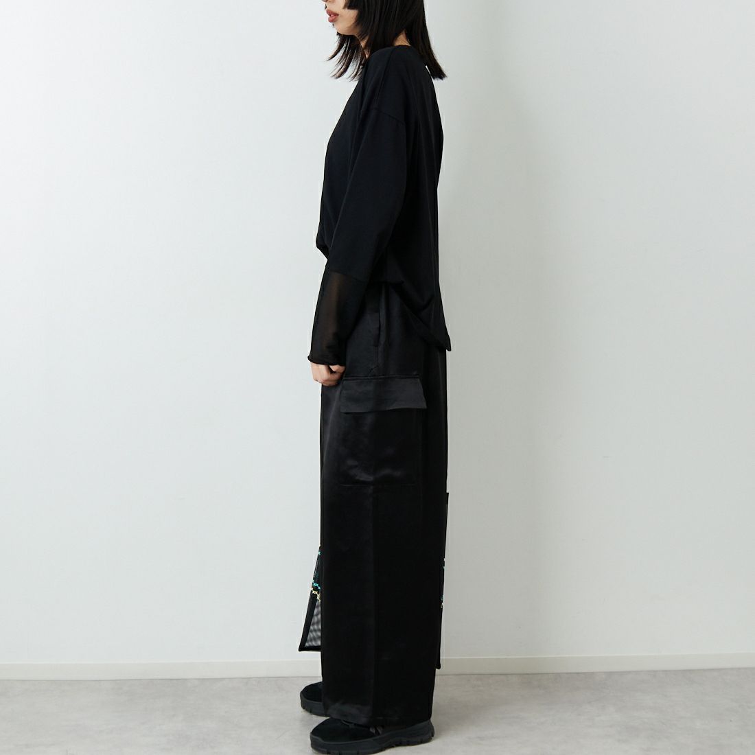 mizuiro ind [ミズイロインド] サテンカーゴパンツ [1-260089] 99 BLACK &&モデル身長：162cm 着用サイズ：F&&