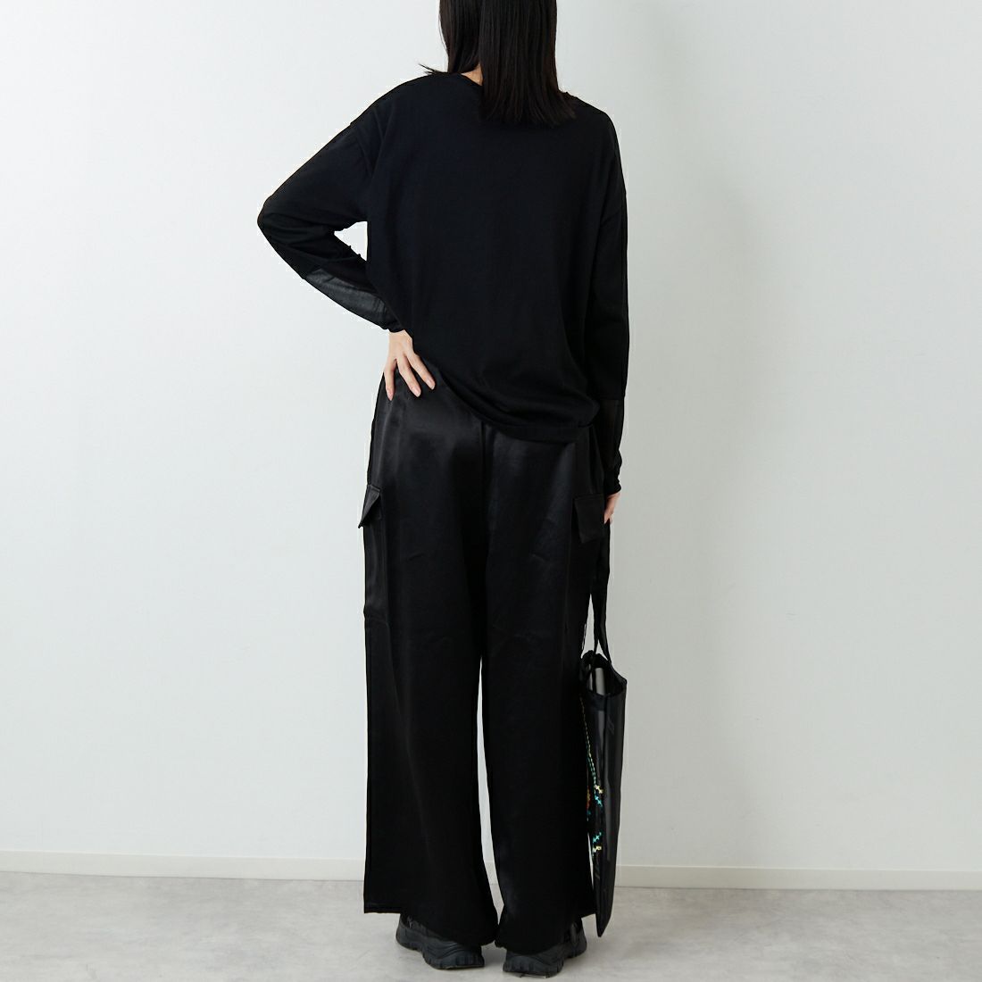 mizuiro ind [ミズイロインド] サテンカーゴパンツ [1-260089] 99 BLACK &&モデル身長：162cm 着用サイズ：F&&