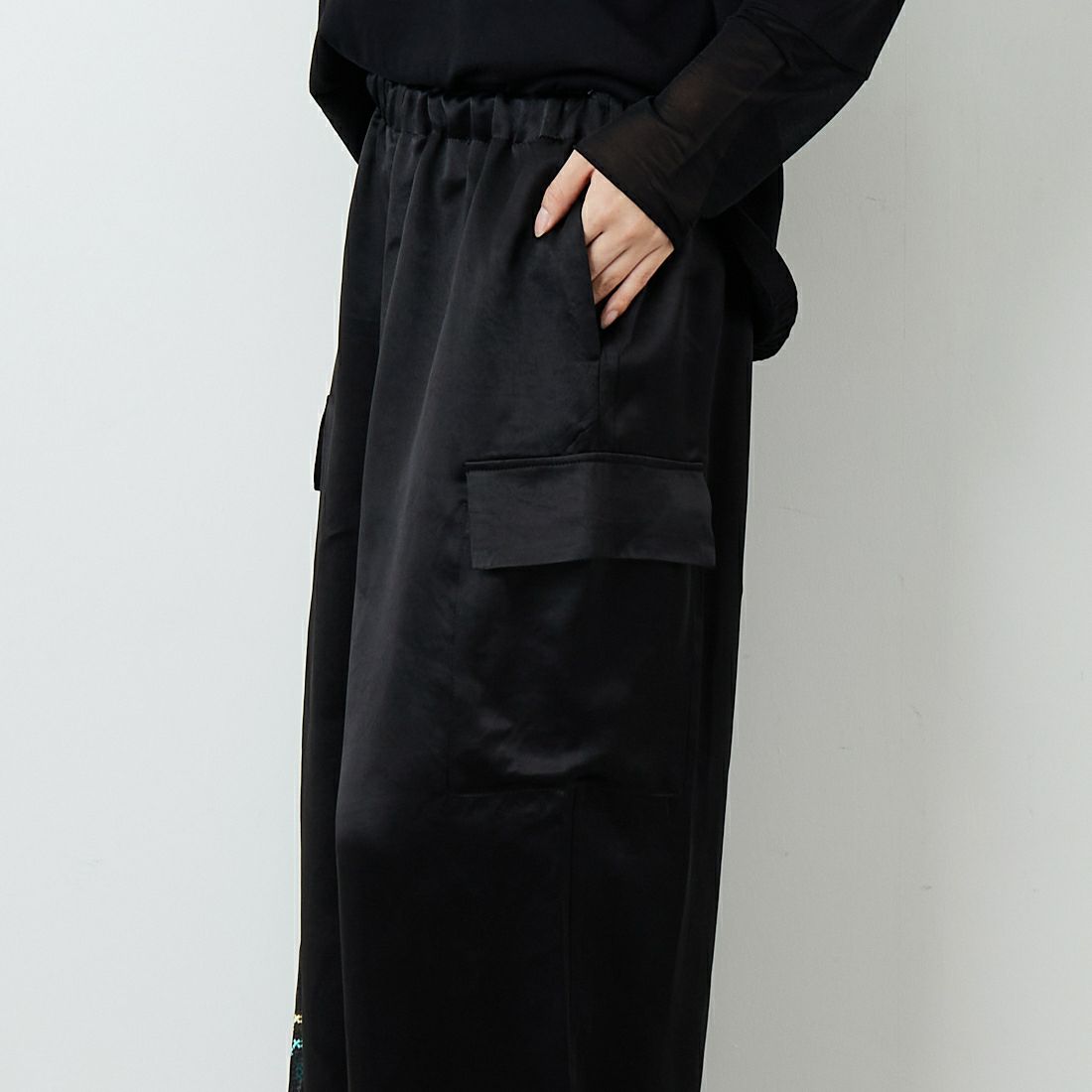 mizuiro ind [ミズイロインド] サテンカーゴパンツ [1-260089] 99 BLACK &&モデル身長：162cm 着用サイズ：F&&