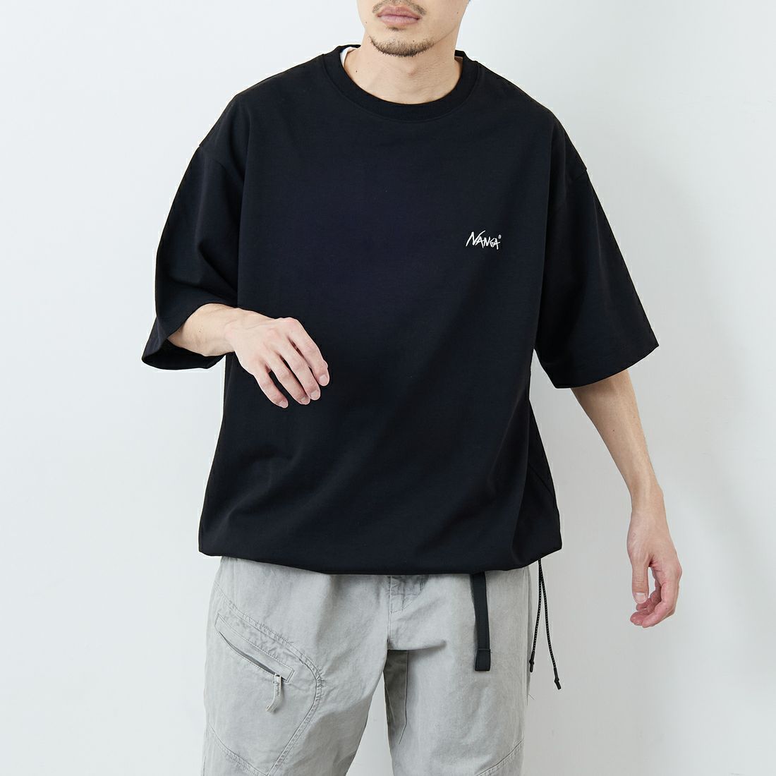 JEANSFACTORY × NANGA [ジーンズファクトリー × ナンガ] 別注 ルーズフィット NEBUKUROバックプリント ドローコードTシャツ [NW26SS-JF8] BLACK &&モデル身長：168cm 着用サイズ：L&&