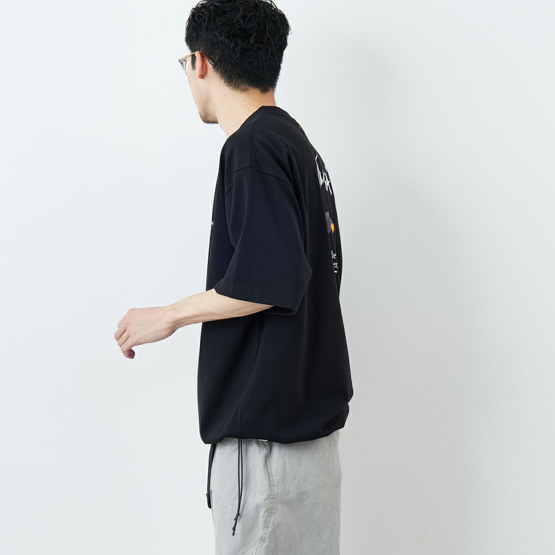JEANSFACTORY × NANGA [ジーンズファクトリー × ナンガ] 別注 ルーズフィット NEBUKUROバックプリント ドローコードTシャツ [NW26SS-JF8] BLACK &&モデル身長：168cm 着用サイズ：L&&