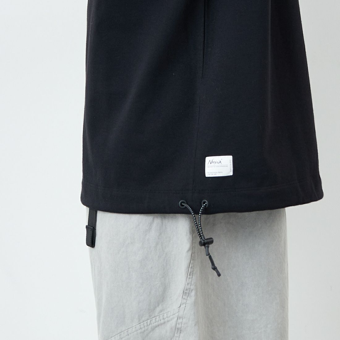 JEANSFACTORY × NANGA [ジーンズファクトリー × ナンガ] 別注 ルーズフィット NEBUKUROバックプリント ドローコードTシャツ [NW26SS-JF8] BLACK &&モデル身長：168cm 着用サイズ：L&&