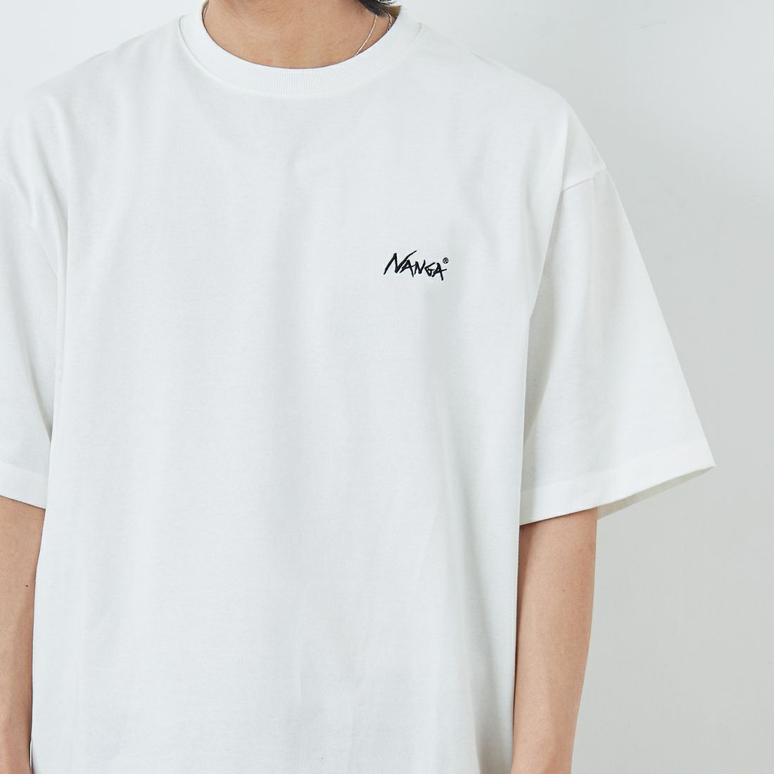 JEANSFACTORY × NANGA [ジーンズファクトリー × ナンガ] 別注 ルーズフィット NEBUKUROバックプリント ドローコードTシャツ [NW26SS-JF8] WHITE &&モデル身長：179cm 着用サイズ：L&&