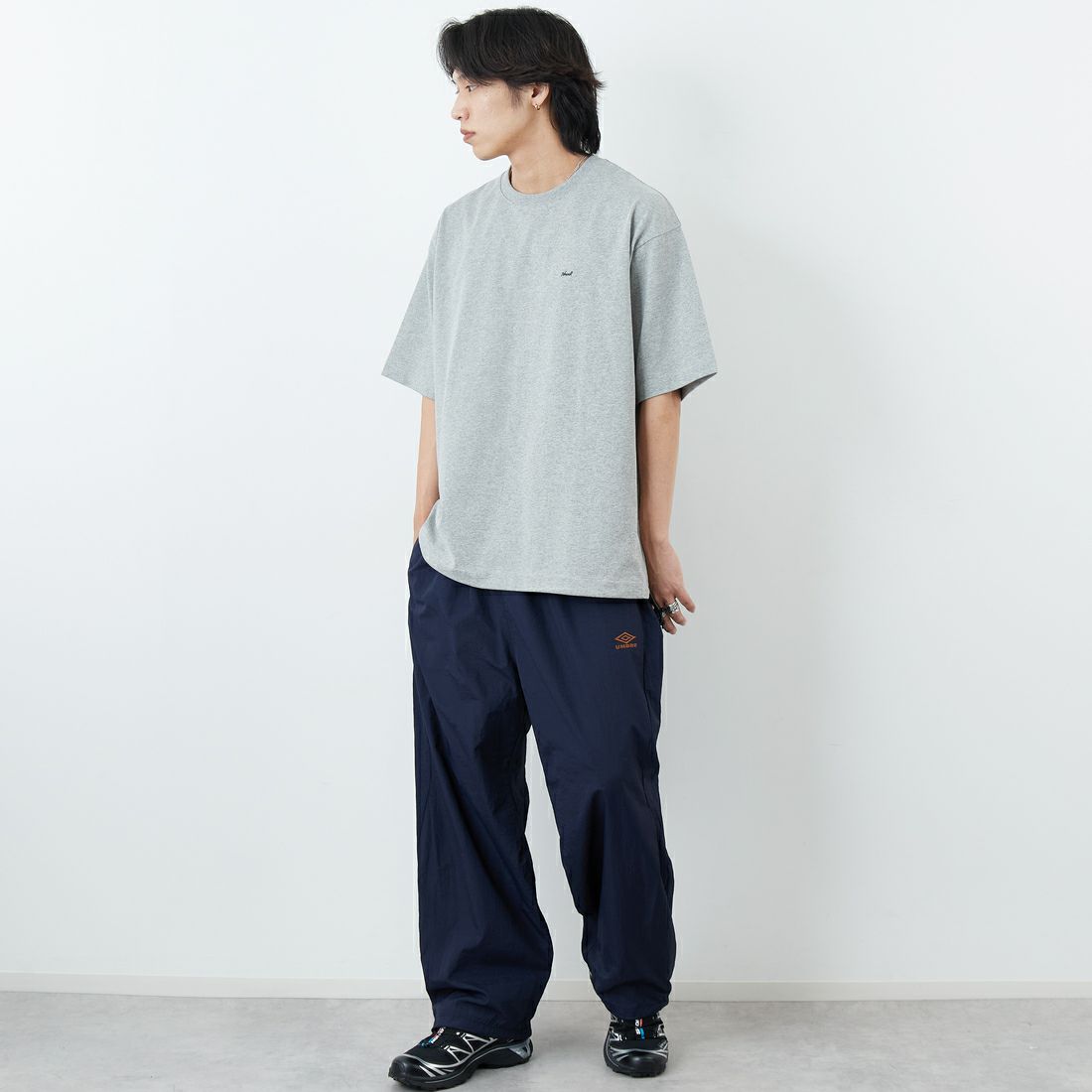 JEANSFACTORY × NANGA [ジーンズファクトリー × ナンガ] 別注 ルーズフィット メッシュ切替え ドローコードTシャツ [NW26SS-JF7] GRAY &&モデル身長：179cm 着用サイズ：L&&