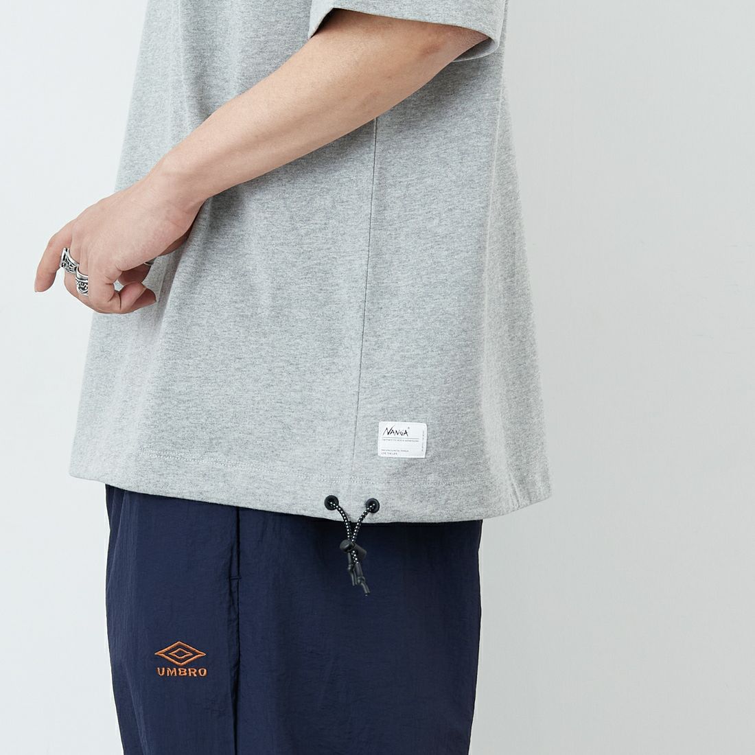 JEANSFACTORY × NANGA [ジーンズファクトリー × ナンガ] 別注 ルーズフィット メッシュ切替え ドローコードTシャツ [NW26SS-JF7] GRAY &&モデル身長：179cm 着用サイズ：L&&