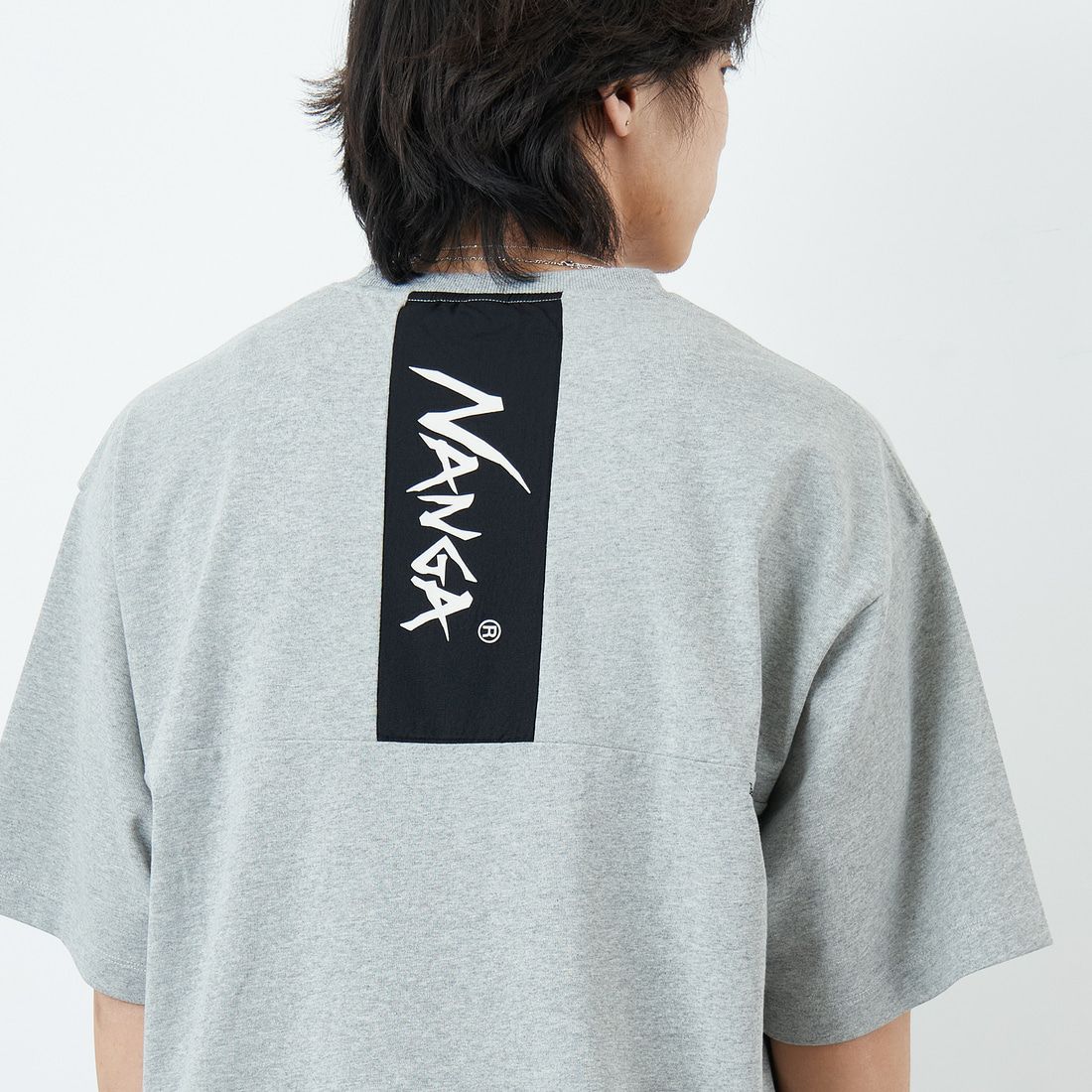 JEANSFACTORY × NANGA [ジーンズファクトリー × ナンガ] 別注 ルーズフィット メッシュ切替え ドローコードTシャツ [NW26SS-JF7] GRAY &&モデル身長：179cm 着用サイズ：L&&