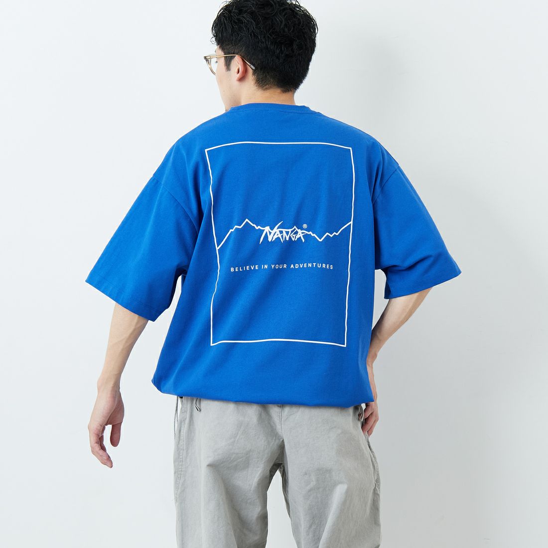 JEANSFACTORY × NANGA [ジーンズファクトリー × ナンガ] 別注 ルーズフィット スクエアロゴバックプリント ドローコードTシャツ [NW26SS-JF6] BLUE &&モデル身長：168cm 着用サイズ：L&&