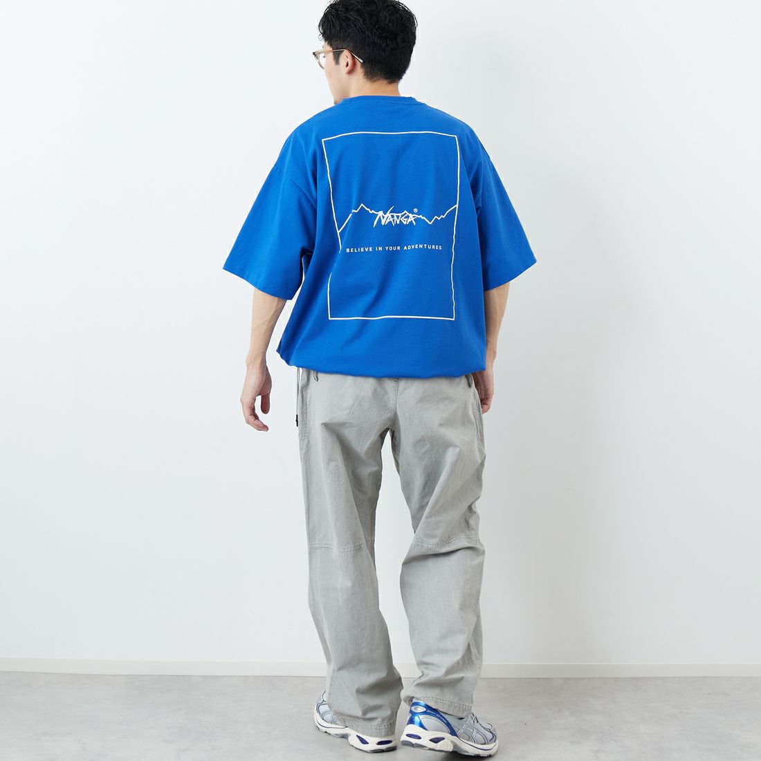JEANSFACTORY × NANGA [ジーンズファクトリー × ナンガ] 別注 ルーズフィット スクエアロゴバックプリント ドローコードTシャツ [NW26SS-JF6] BLUE &&モデル身長：168cm 着用サイズ：L&&