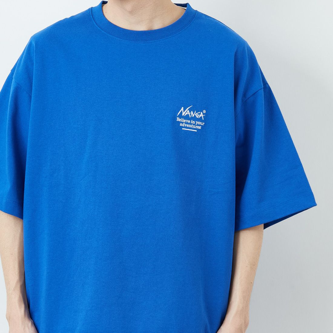 JEANSFACTORY × NANGA [ジーンズファクトリー × ナンガ] 別注 ルーズフィット スクエアロゴバックプリント ドローコードTシャツ [NW26SS-JF6] BLUE &&モデル身長：168cm 着用サイズ：L&&