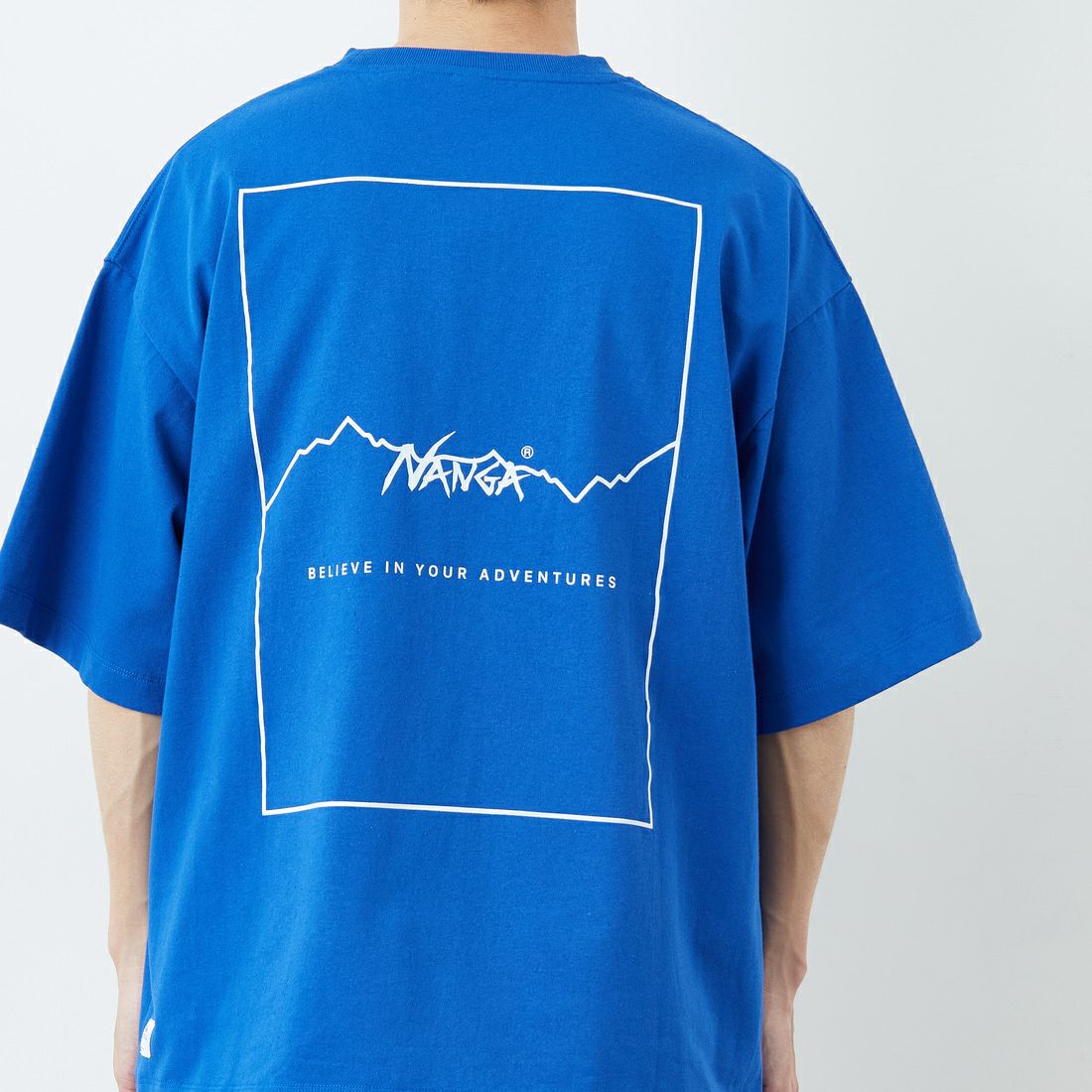 JEANSFACTORY × NANGA [ジーンズファクトリー × ナンガ] 別注 ルーズフィット スクエアロゴバックプリント ドローコードTシャツ [NW26SS-JF6] BLUE &&モデル身長：168cm 着用サイズ：L&&