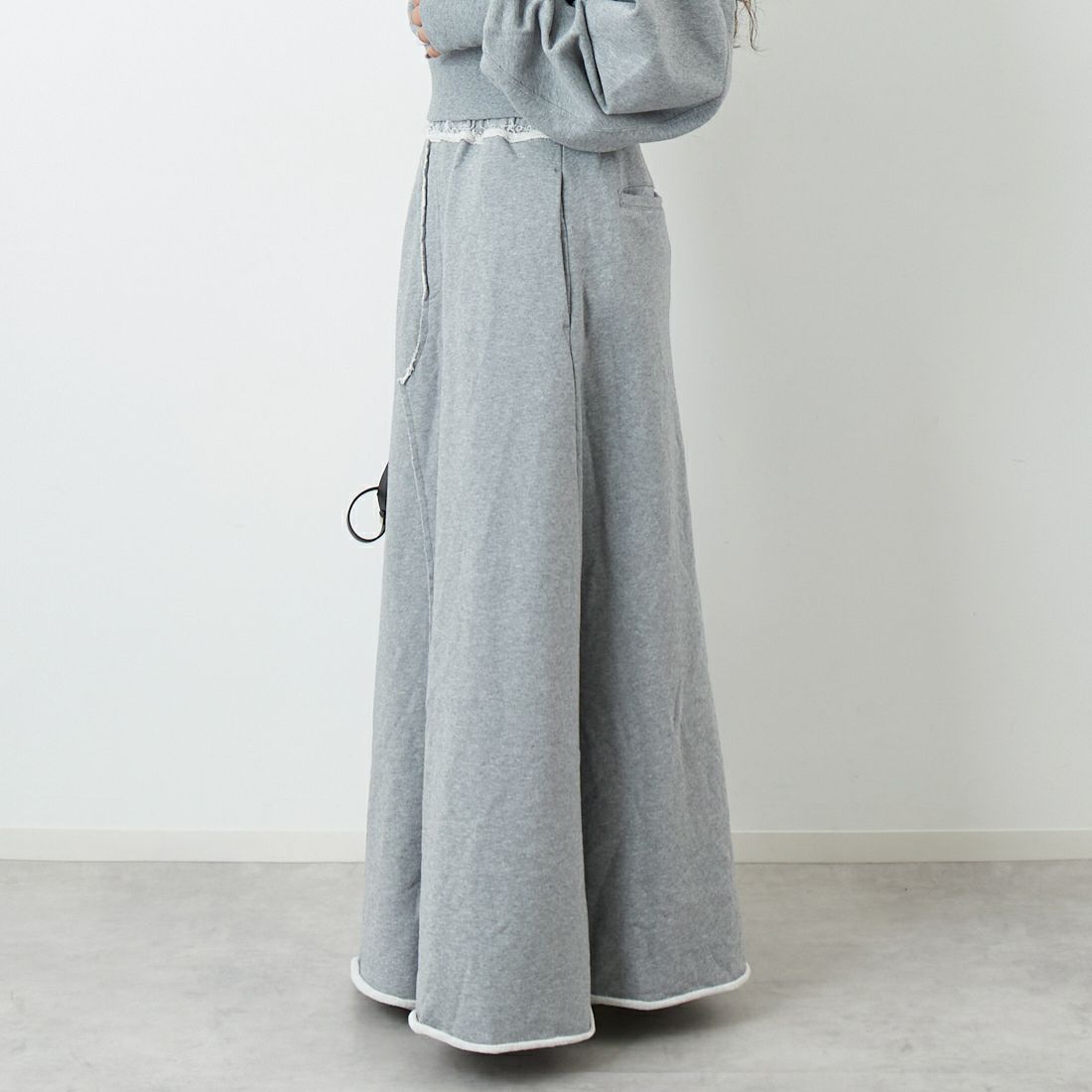 emmi [エミ] スウェットマキシスカート [13WCS261034] GRY &&モデル身長：162cm 着用サイズ：0&&