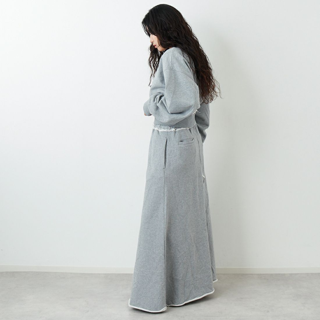 emmi [エミ] スウェットマキシスカート [13WCS261034] GRY &&モデル身長：162cm 着用サイズ：0&&