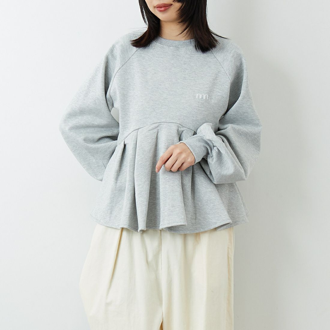 emmi [エミ] ペプラムラメ裏毛プルオーバー [13WCT261018] GRY &&モデル身長：162cm 着用サイズ：F&&