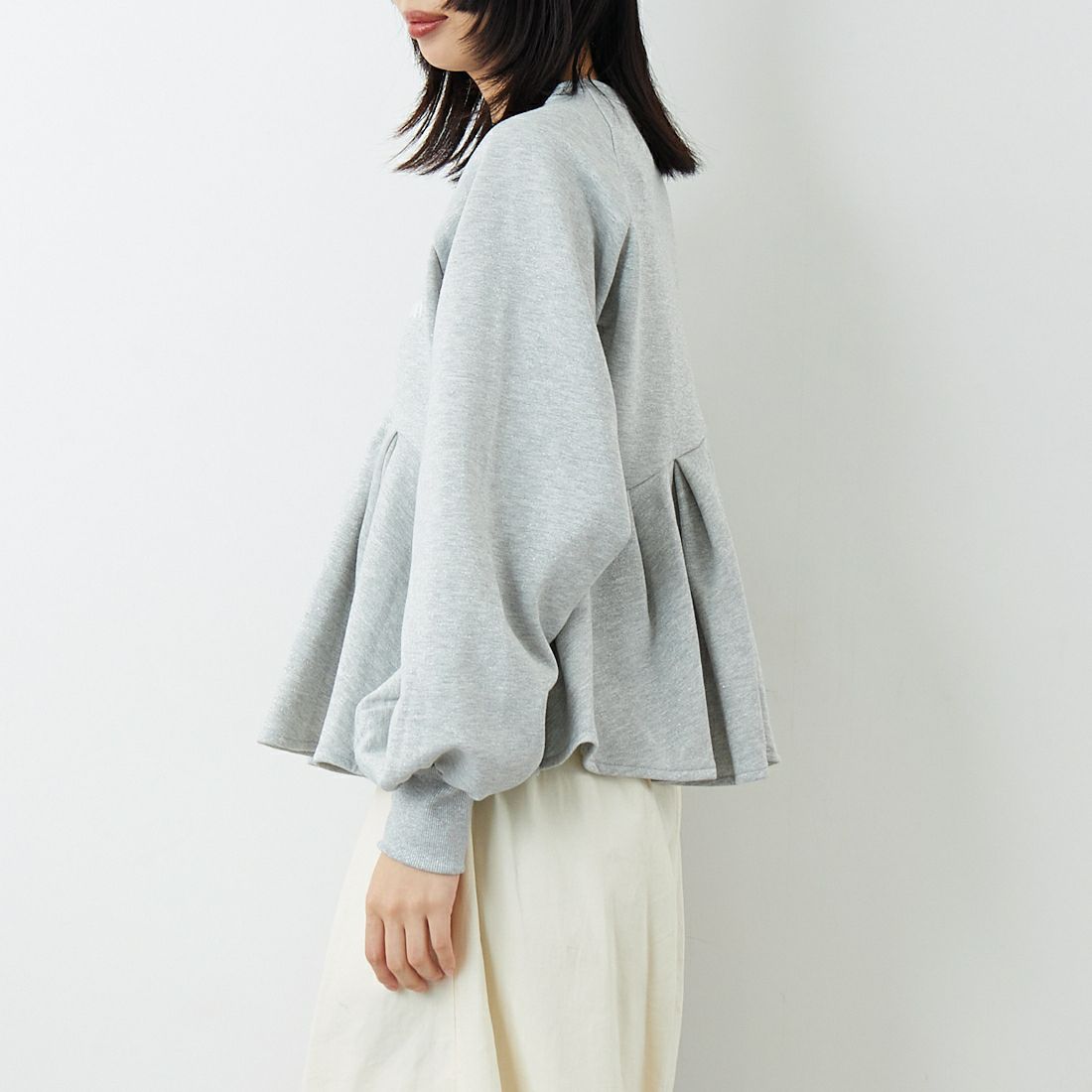 emmi [エミ] ペプラムラメ裏毛プルオーバー [13WCT261018] GRY &&モデル身長：162cm 着用サイズ：F&&