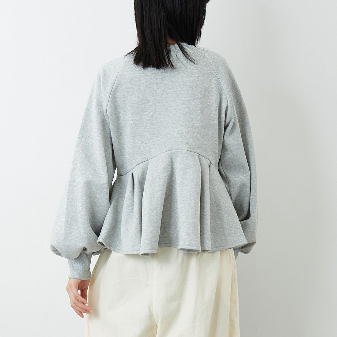 emmi [エミ] ペプラムラメ裏毛プルオーバー [13WCT261018] GRY &&モデル身長：162cm 着用サイズ：F&&