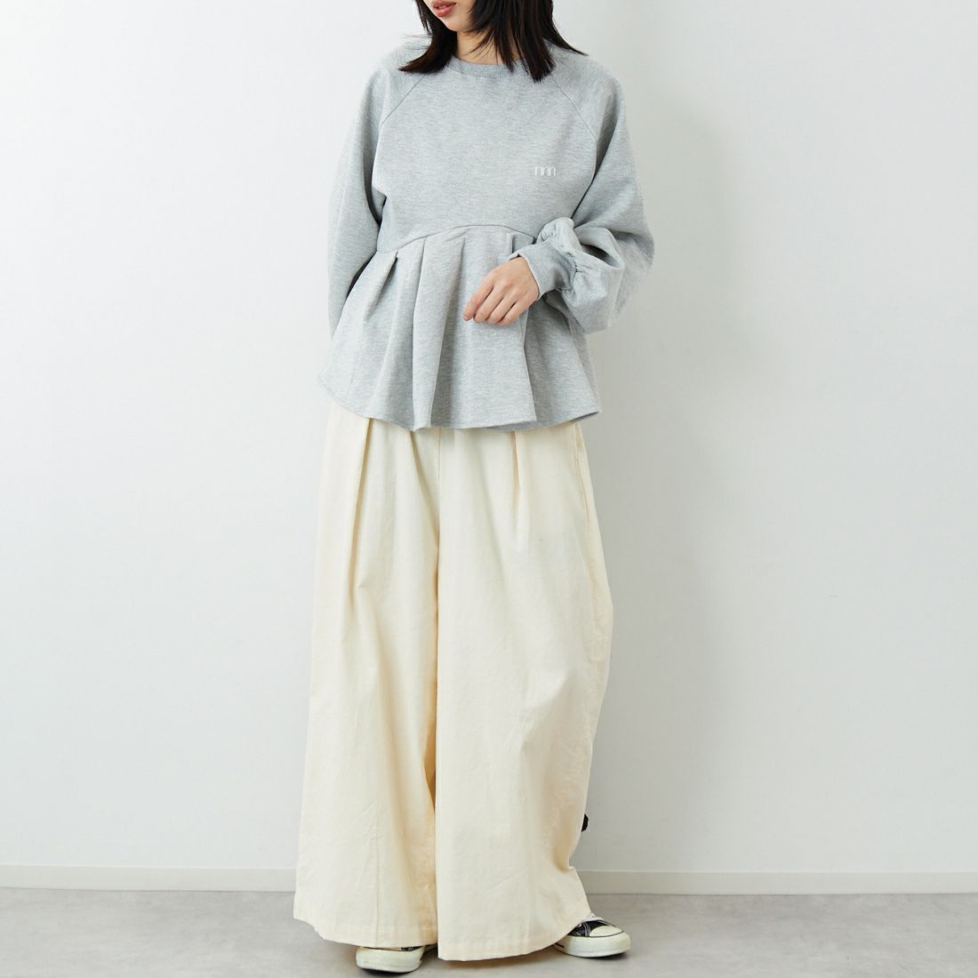 emmi [エミ] ペプラムラメ裏毛プルオーバー [13WCT261018] GRY &&モデル身長：162cm 着用サイズ：F&&