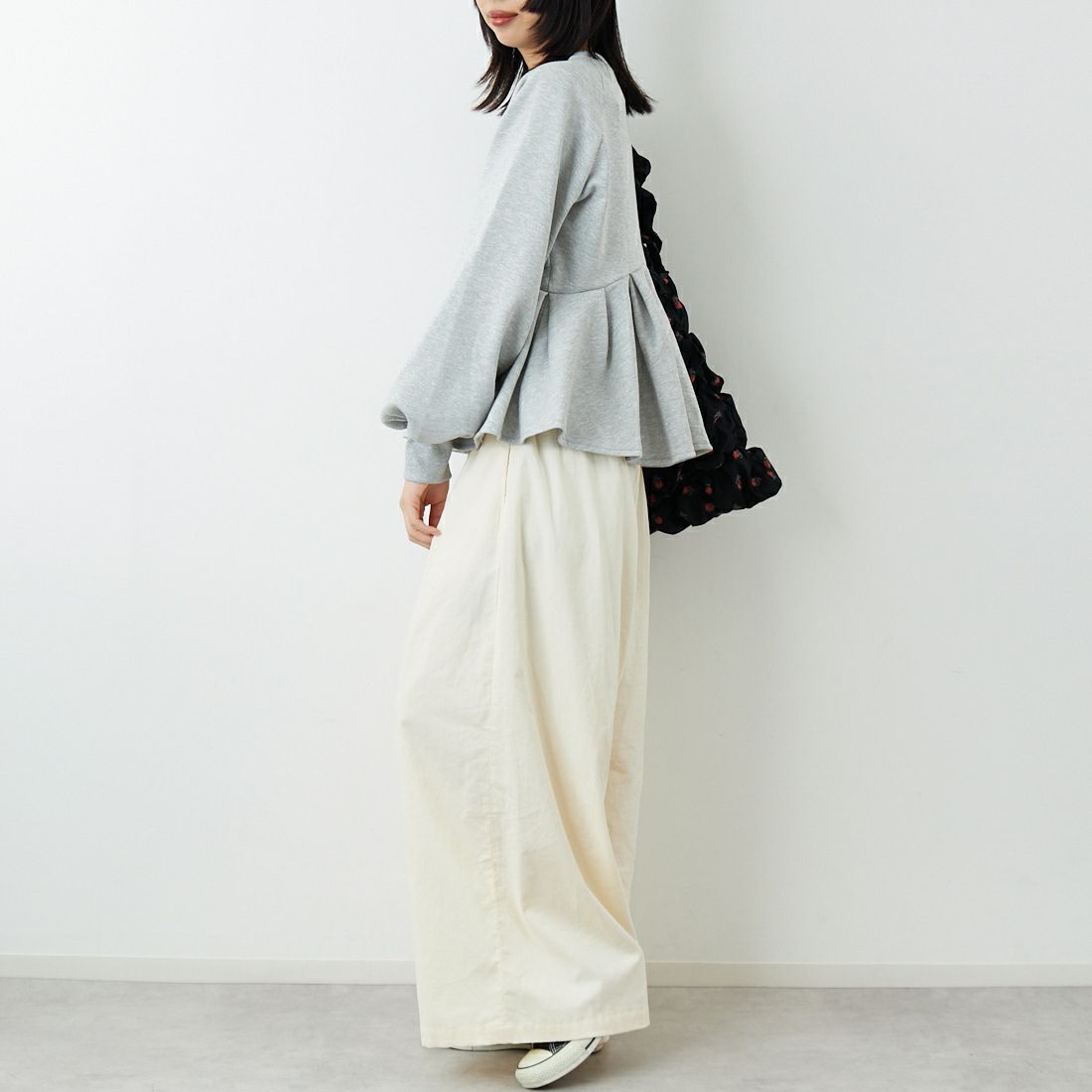 emmi [エミ] ペプラムラメ裏毛プルオーバー [13WCT261018] GRY &&モデル身長：162cm 着用サイズ：F&&