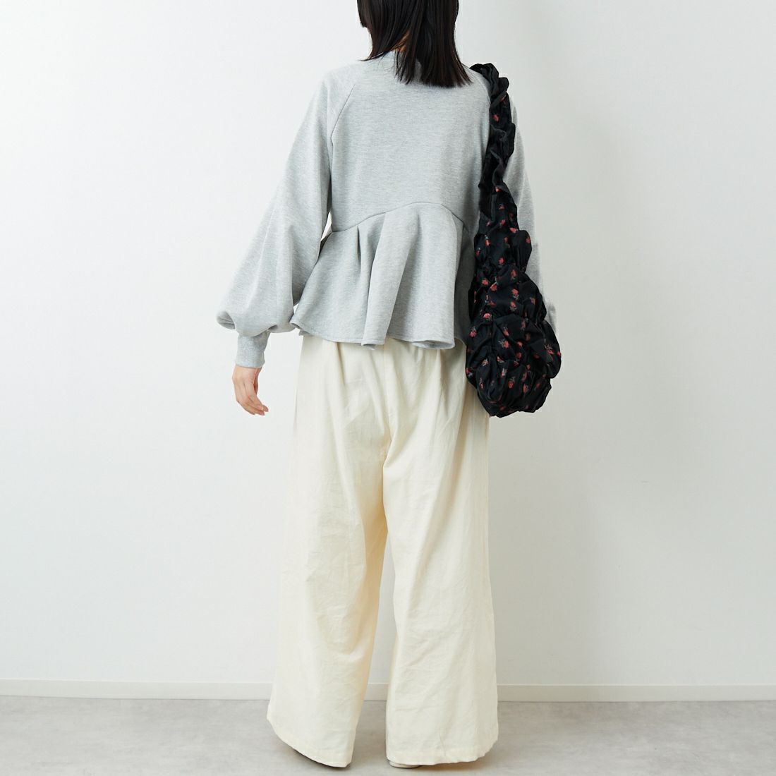 emmi [エミ] ペプラムラメ裏毛プルオーバー [13WCT261018] GRY &&モデル身長：162cm 着用サイズ：F&&