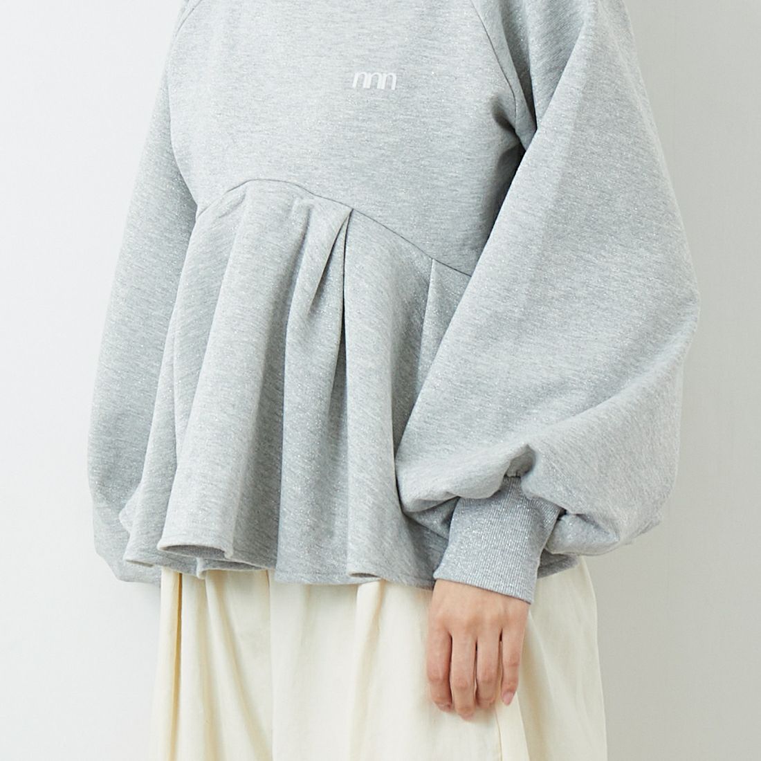 emmi [エミ] ペプラムラメ裏毛プルオーバー [13WCT261018] GRY &&モデル身長：162cm 着用サイズ：F&&