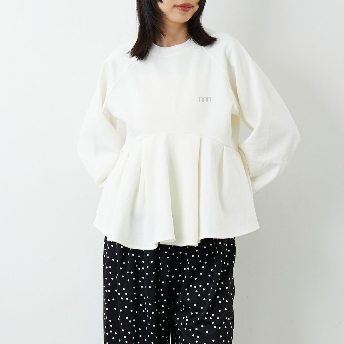 emmi [エミ] ペプラムラメ裏毛プルオーバー [13WCT261018] WHT &&モデル身長：162cm 着用サイズ：F&&