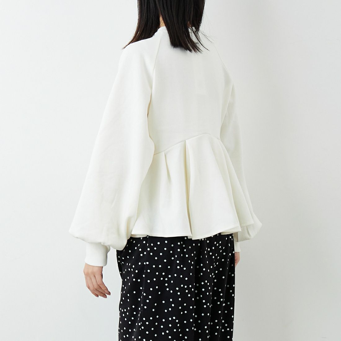 emmi [エミ] ペプラムラメ裏毛プルオーバー [13WCT261018] WHT &&モデル身長：162cm 着用サイズ：F&&