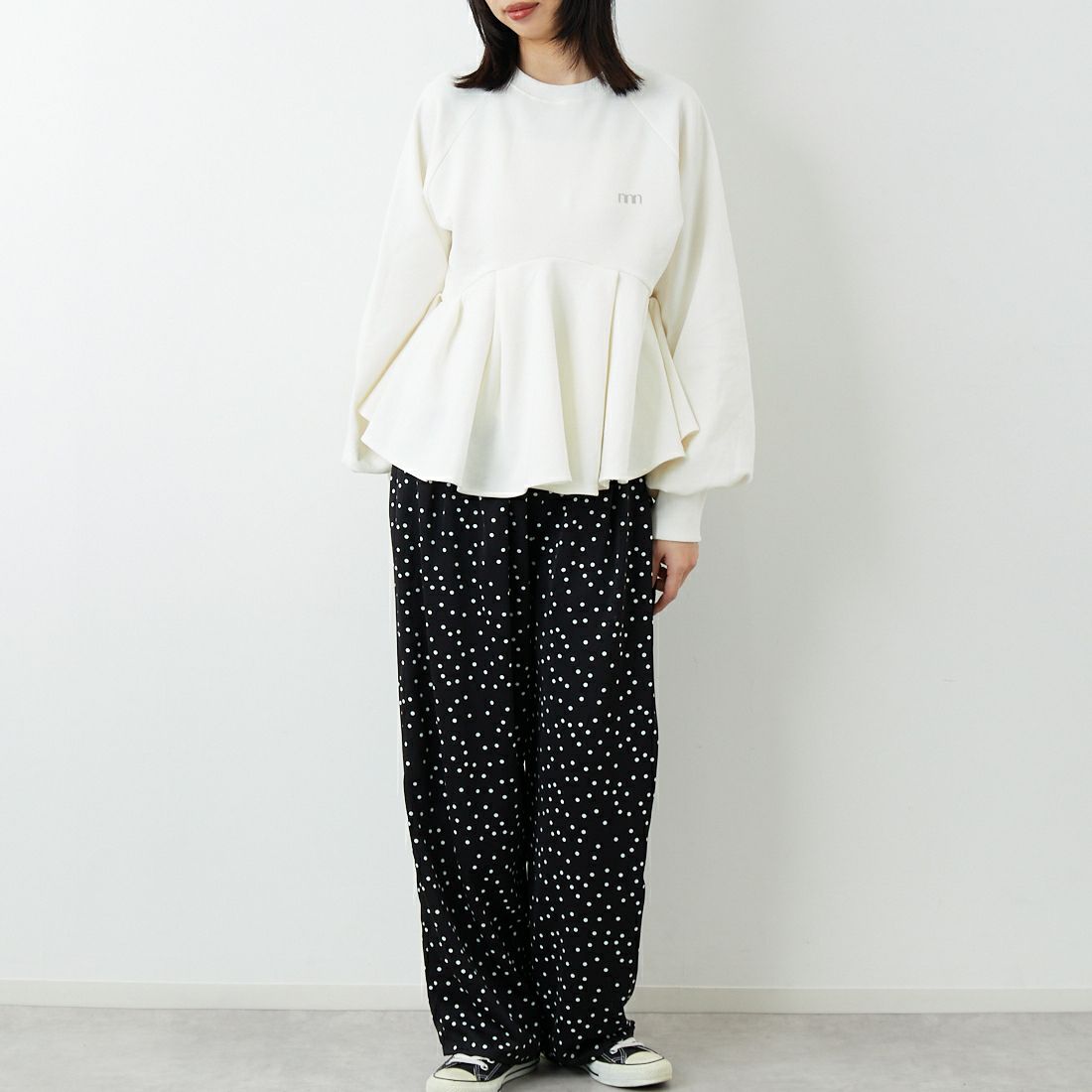 emmi [エミ] ペプラムラメ裏毛プルオーバー [13WCT261018] WHT &&モデル身長：162cm 着用サイズ：F&&