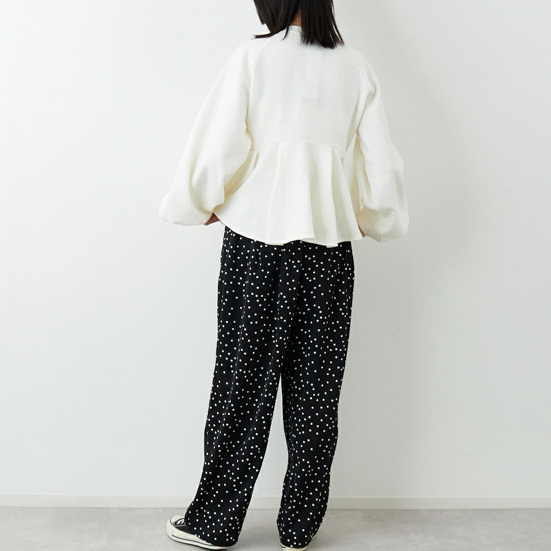 emmi [エミ] ペプラムラメ裏毛プルオーバー [13WCT261018] WHT &&モデル身長：162cm 着用サイズ：F&&