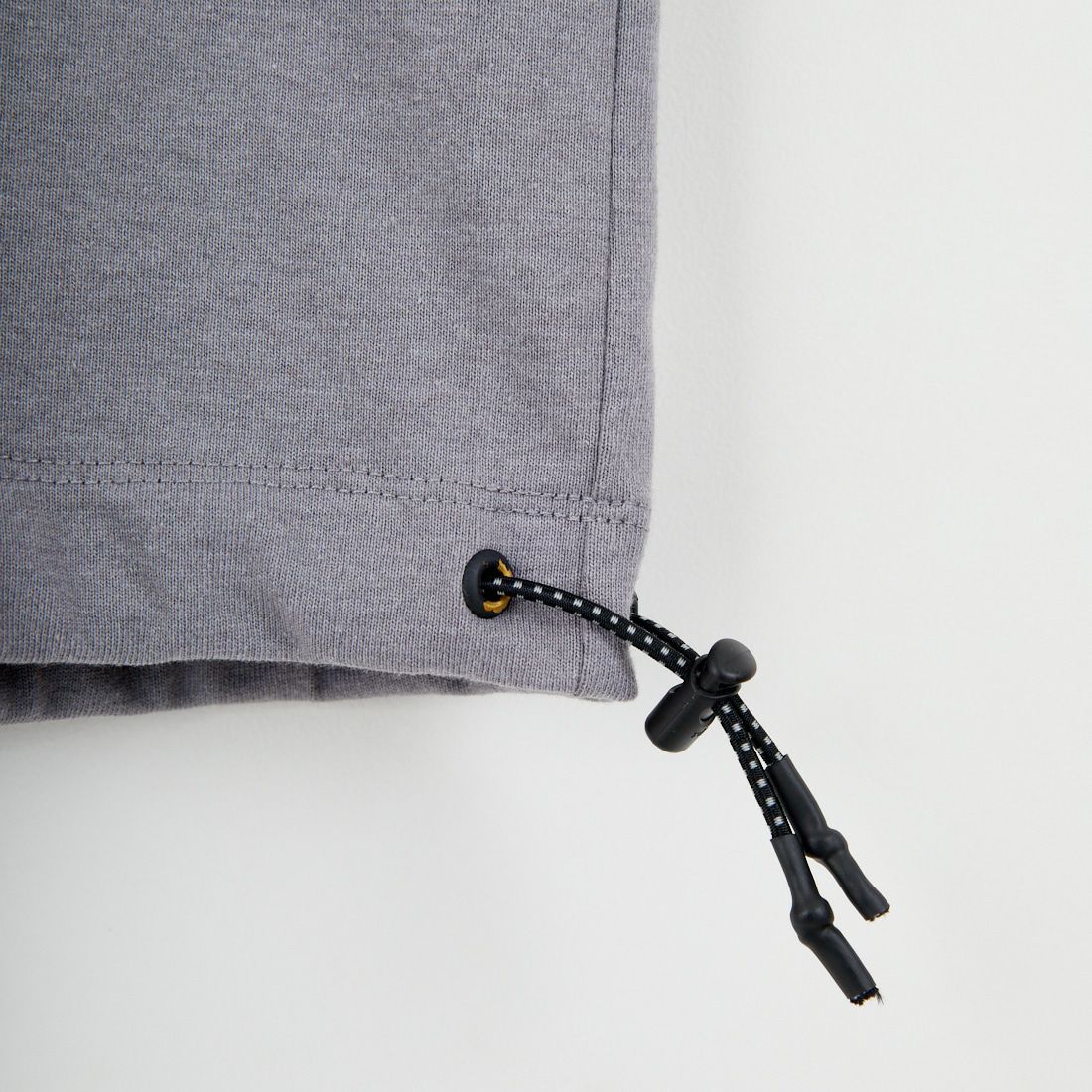 JEANSFACTORY × NANGA [ジーンズファクトリー × ナンガ] 別注 ルーズフィット ドローコードポケットTシャツ [NW26SS-JF5] CHARCOAL