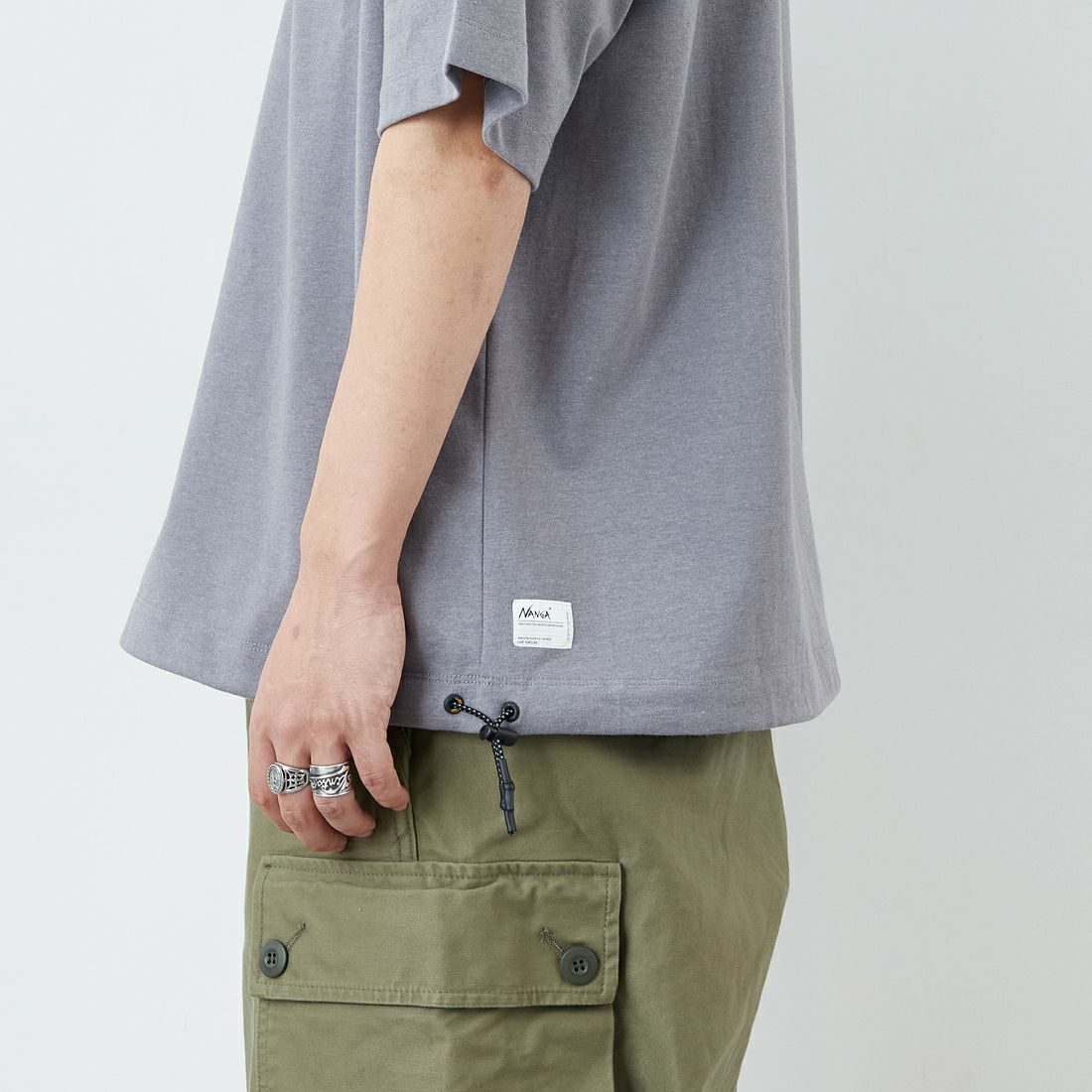 JEANSFACTORY × NANGA [ジーンズファクトリー × ナンガ] 別注 ルーズフィット ドローコードポケットTシャツ [NW26SS-JF5] CHARCOAL