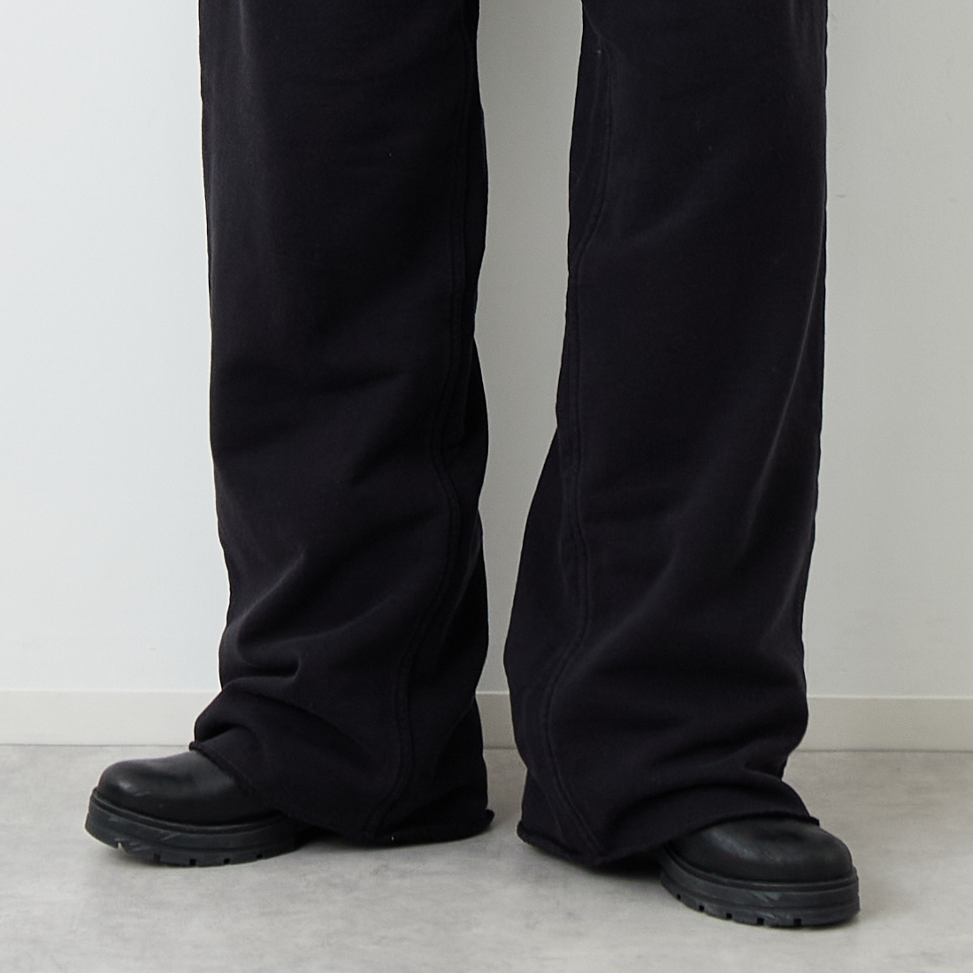 MM6 Maison Margiela [エムエムシックス メゾン マルジェラ] コットン ワイドレッグトラウザーズ [S52KA0548-M25014] 900 BLACK &&モデル身長：162cm 着用サイズ：S&&