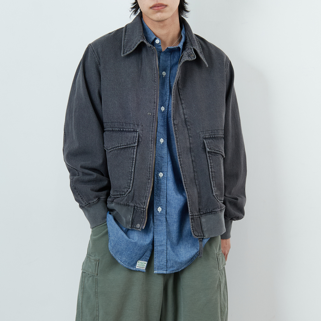ARMY TWILL SANFORIZED [アーミーツイル サンフォライズド] 別注 ショート丈 デニムブルゾン [AM-2614502-INT-JF] BLACK &&モデル身長：179cm 着用サイズ：L&&