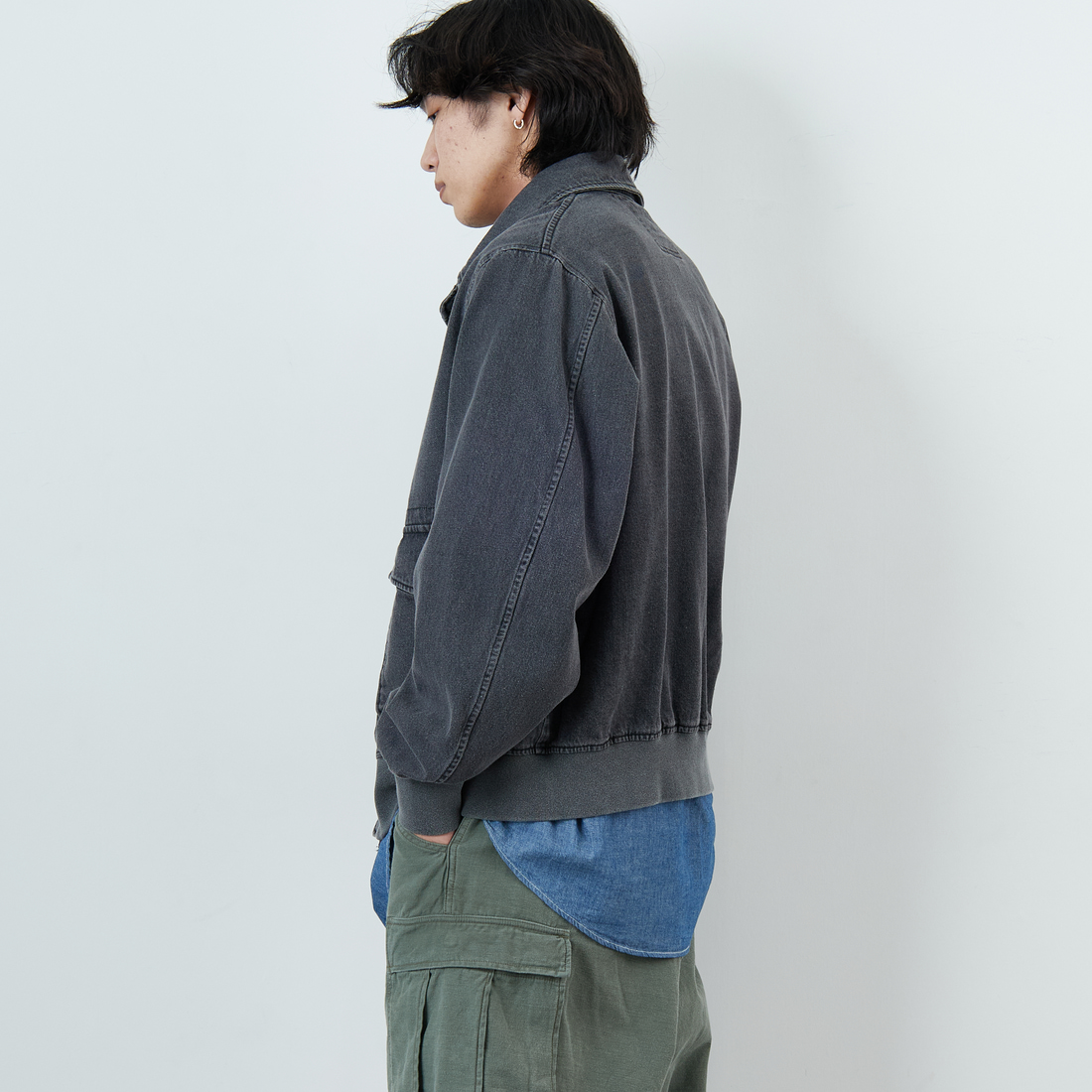 ARMY TWILL SANFORIZED [アーミーツイル サンフォライズド] 別注 ショート丈 デニムブルゾン [AM-2614502-INT-JF] BLACK &&モデル身長：179cm 着用サイズ：L&&