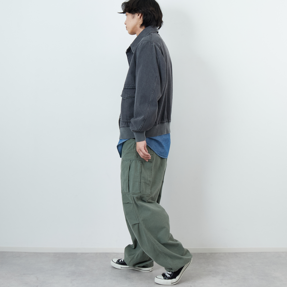 ARMY TWILL SANFORIZED [アーミーツイル サンフォライズド] 別注 ショート丈 デニムブルゾン [AM-2614502-INT-JF] BLACK &&モデル身長：179cm 着用サイズ：L&&