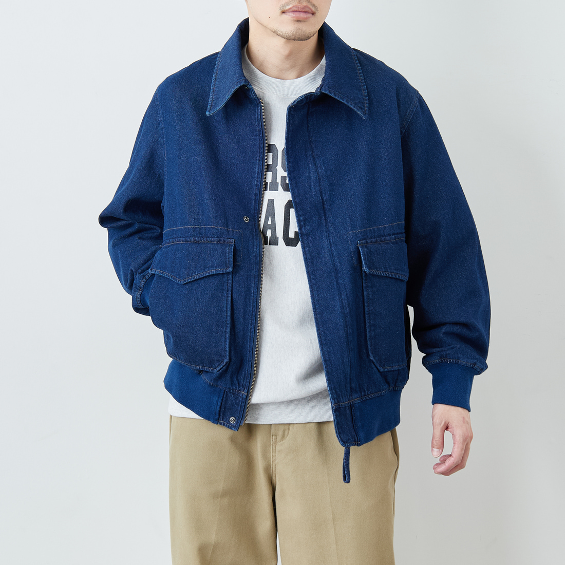 ARMY TWILL SANFORIZED [アーミーツイル サンフォライズド] 別注 ショート丈 デニムブルゾン [AM-2614502-INT-JF] NAVY &&モデル身長：168cm 着用サイズ：M&&