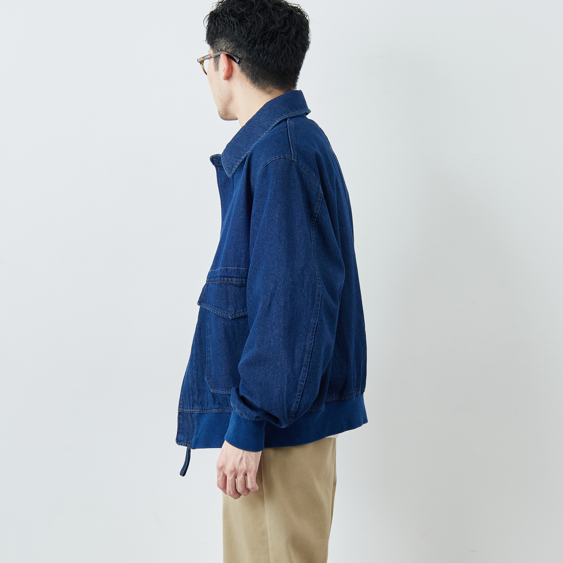 ARMY TWILL SANFORIZED [アーミーツイル サンフォライズド] 別注 ショート丈 デニムブルゾン [AM-2614502-INT-JF] NAVY &&モデル身長：168cm 着用サイズ：M&&