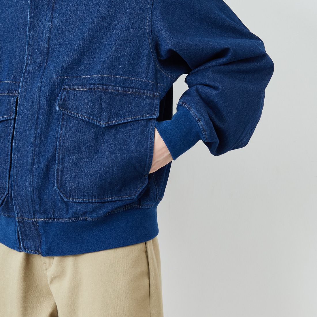 ARMY TWILL SANFORIZED [アーミーツイル サンフォライズド] 別注 ショート丈 デニムブルゾン [AM-2614502-INT-JF] NAVY &&モデル身長：168cm 着用サイズ：M&&
