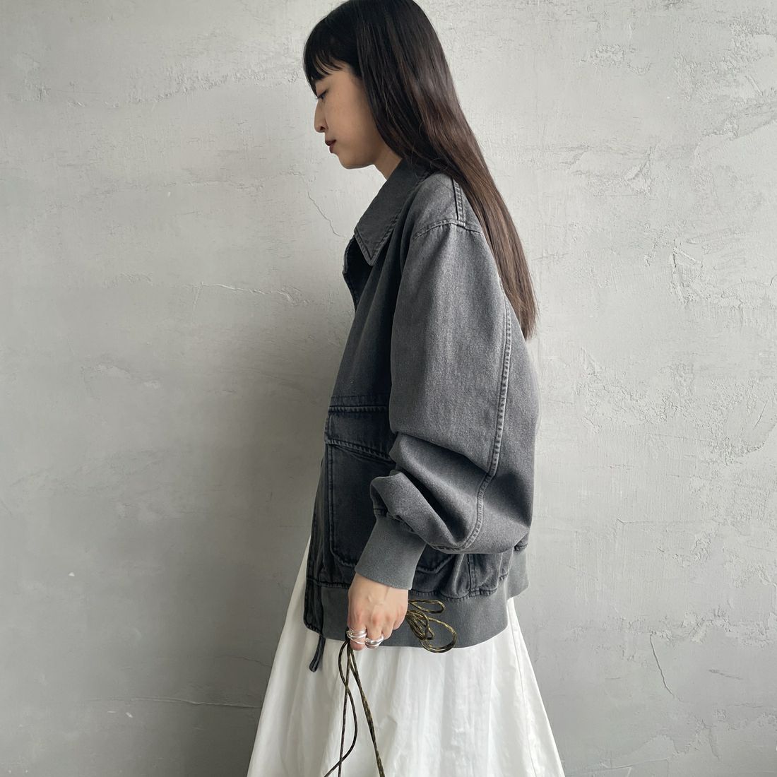 ARMY TWILL SANFORIZED [アーミーツイル サンフォライズド] 別注 ショート丈 デニムブルゾン [AM-2614502-INT-JF] BLACK &&モデル身長：158cm 着用サイズ：S&&