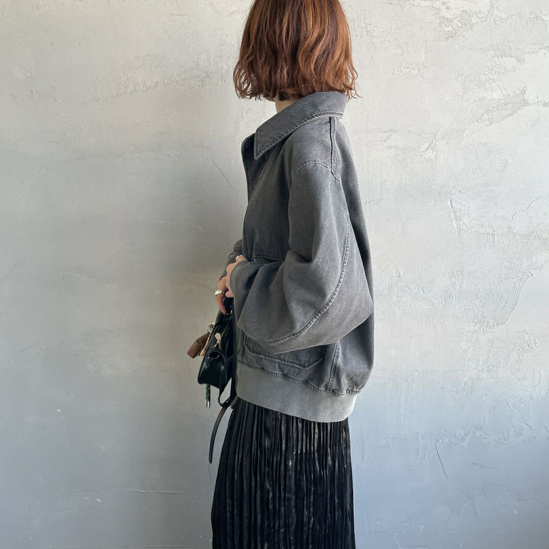 ARMY TWILL SANFORIZED [アーミーツイル サンフォライズド] 別注 ショート丈 デニムブルゾン [AM-2614502-INT-JF] BLACK &&モデル身長：158cm 着用サイズ：S&&