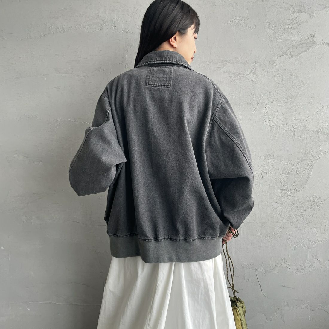 ARMY TWILL SANFORIZED [アーミーツイル サンフォライズド] 別注 ショート丈 デニムブルゾン [AM-2614502-INT-JF] BLACK &&モデル身長：158cm 着用サイズ：S&&
