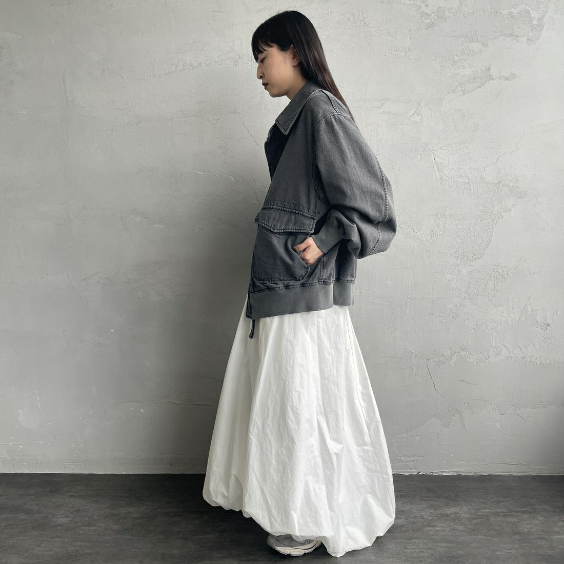 ARMY TWILL SANFORIZED [アーミーツイル サンフォライズド] 別注 ショート丈 デニムブルゾン [AM-2614502-INT-JF] BLACK &&モデル身長：150cm 着用サイズ：S&&